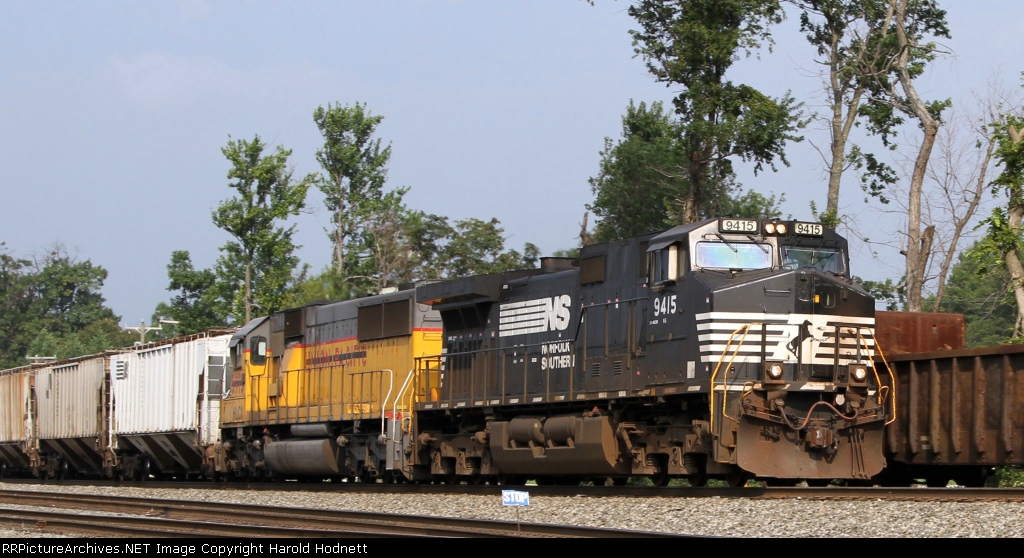 NS 9415 and a leaser lead train 51Z northbound past train 159